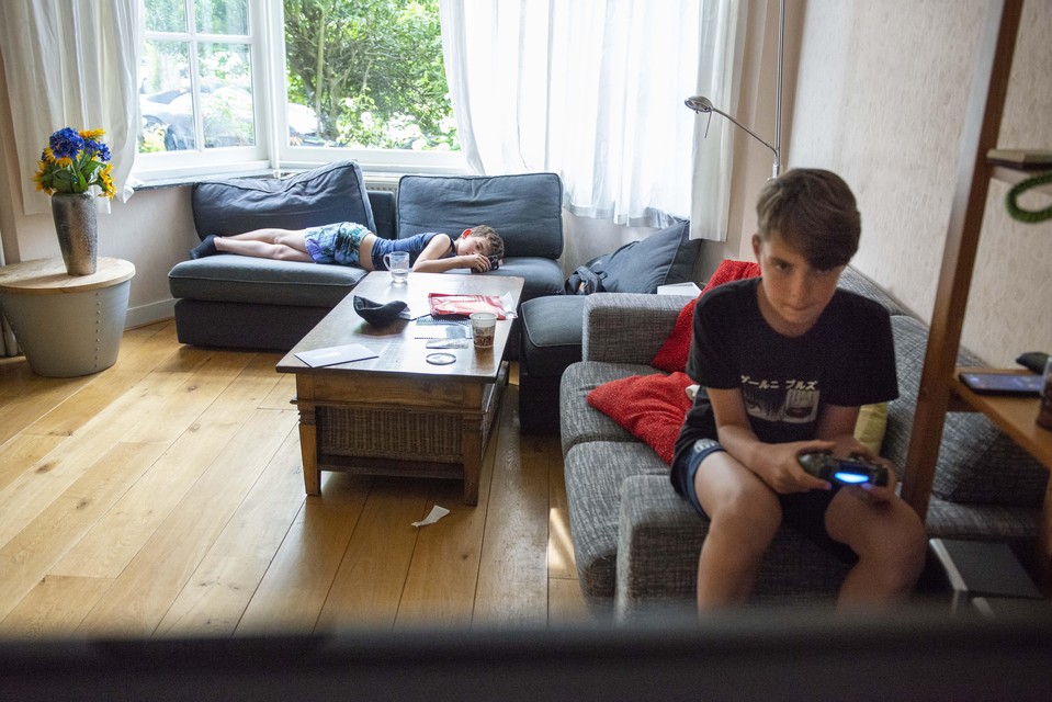 Andrey en Maksim rusten uit na school. Maksim speelt graag FIFA op de playstation en Andrey houdt van YouTube