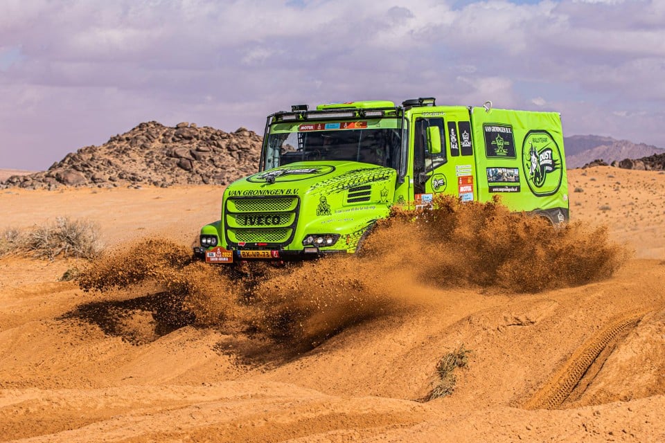De truck van Team Dust Warriors baant zich een weg door de woestijn van Saudi-Arabië.
