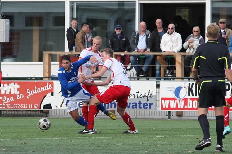 Twee jaar geleden: Soest-aanvaller Ali Coban gaat over de knie van Foresters-verdediger Mitchell Zwart en krijgt een penalty.