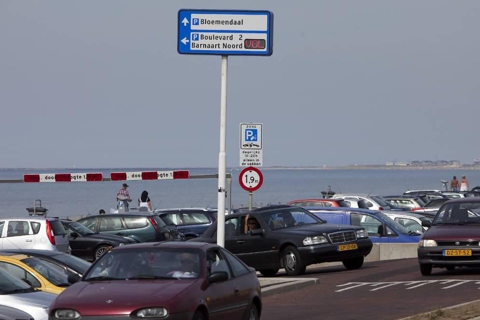 Op deze archiefplaat van 22 jaar geleden zoeken dagjesmensen in Zandvoort doelloos naar een parkeerplaats voor hun auto.