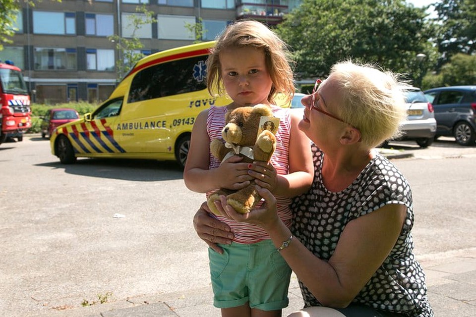 Dominique (4) met armpje vast in speeltoestel in Soest . Foto Caspar Huurdeman