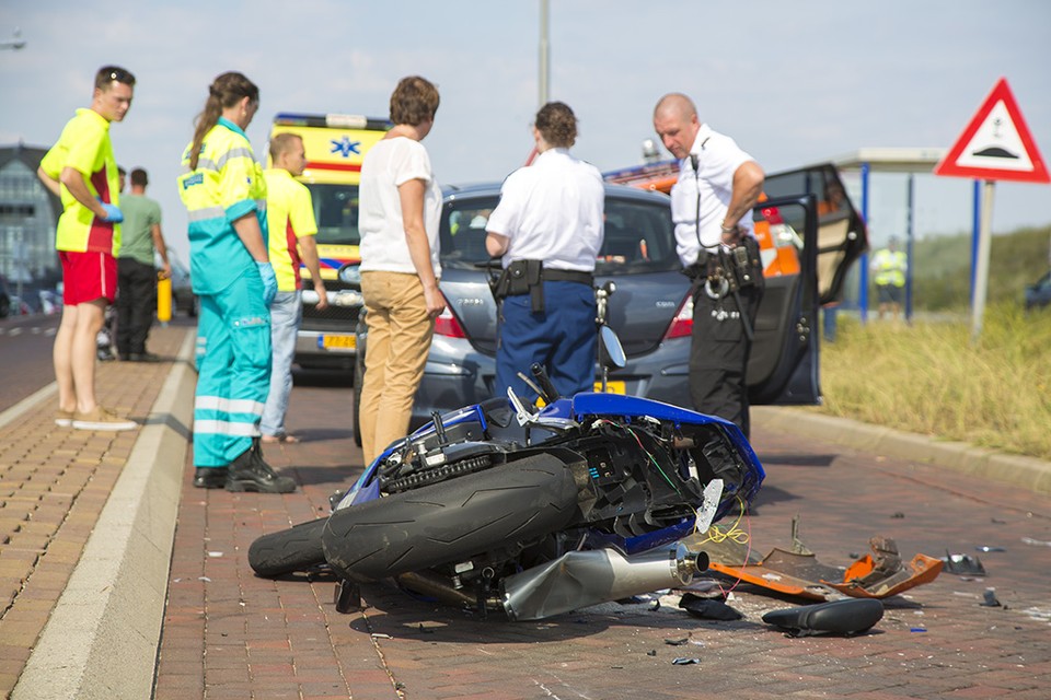 Gewonden bij aanrijding auto en motor in Zandvoort. Foto Michel van Bergen
