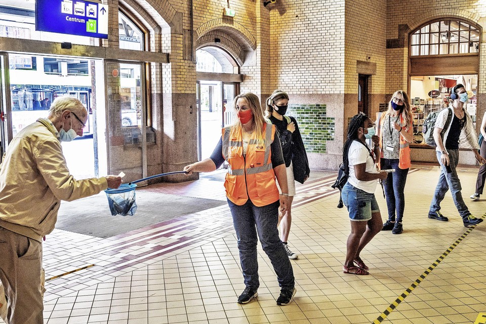 NS-medewerkers delen bloemzaden uit op het station.