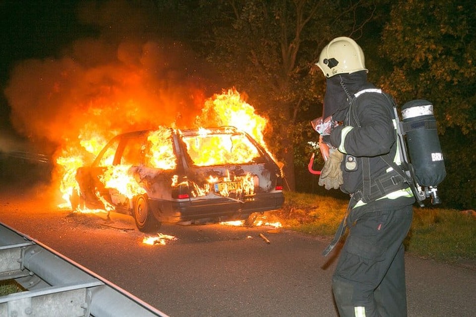 Verlaten auto brandt uit bij Eembrugge. Foto Caspar Huurdeman