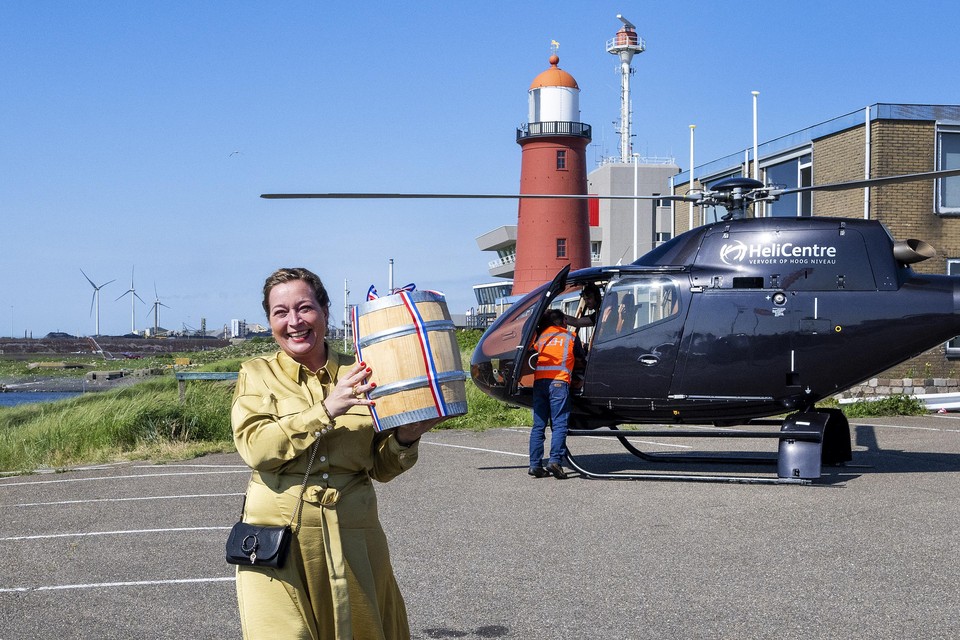 Judith Nieborg stapt uit de helikopter met het tweede vaatje.