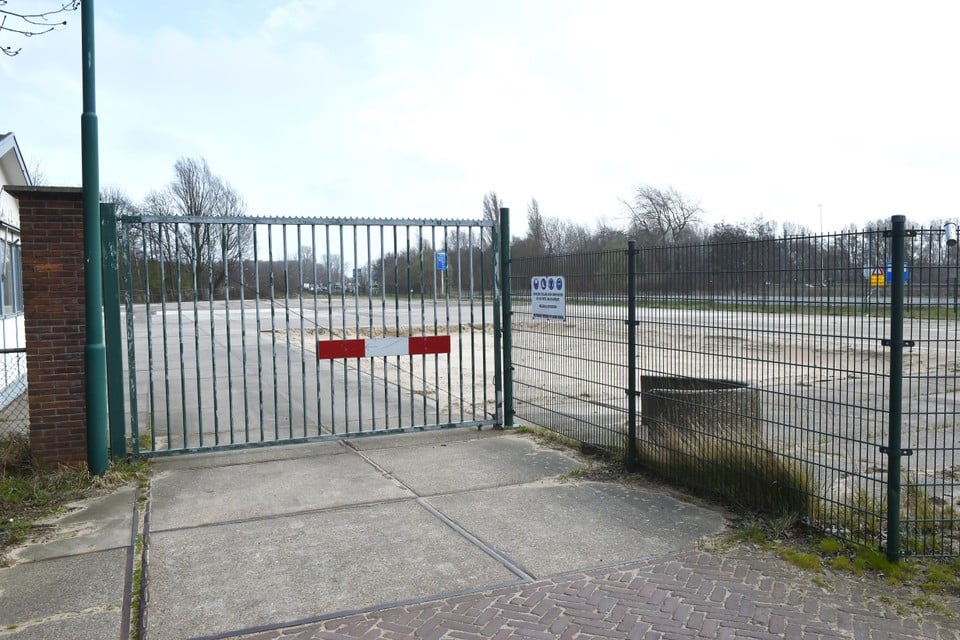 Deze locatie langs de Binnenduinrandweg in Beverwijk, op de grens met Velsen-Noord, is in beeld voor opvang van asielzoekers. Tot voor kort zat hier Bouwmensen.