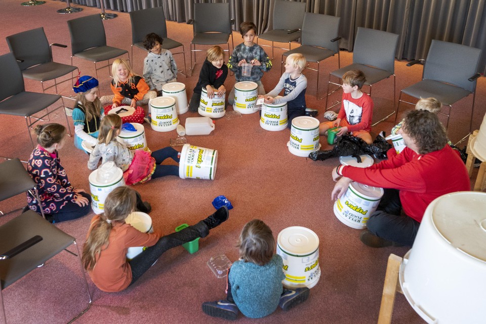 Workshop in de Doelenzaal met kinderen die van allerhande plastic troep instrumenten maken om op te drummen.