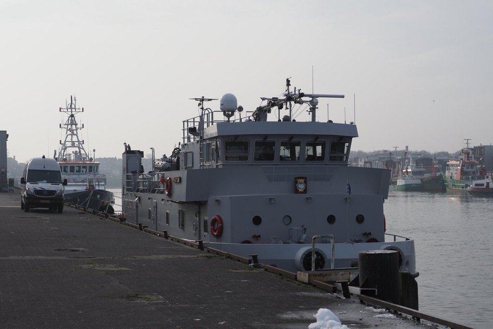 Militairen in de Vissershaven in IJmuiden, bij het marinevaartuig Nautilus.