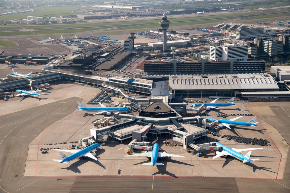 Archieffoto: Steeds meer vliegtuigen blijven op luchthaven Schiphol aan de grond tijdens de coronacrisis.
