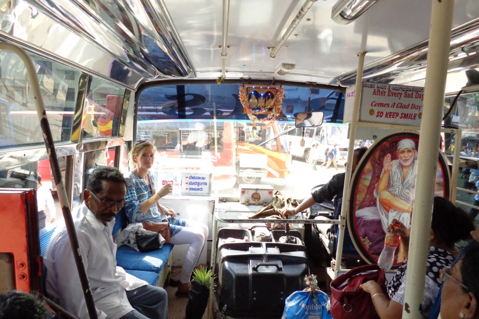 In de bus door het Indiase verkeer.
