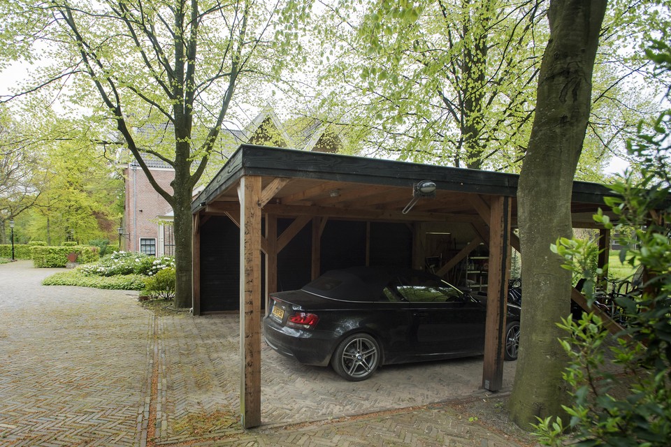 De carport op een stuk openbaar groen van de gemeente Bloemendaal.