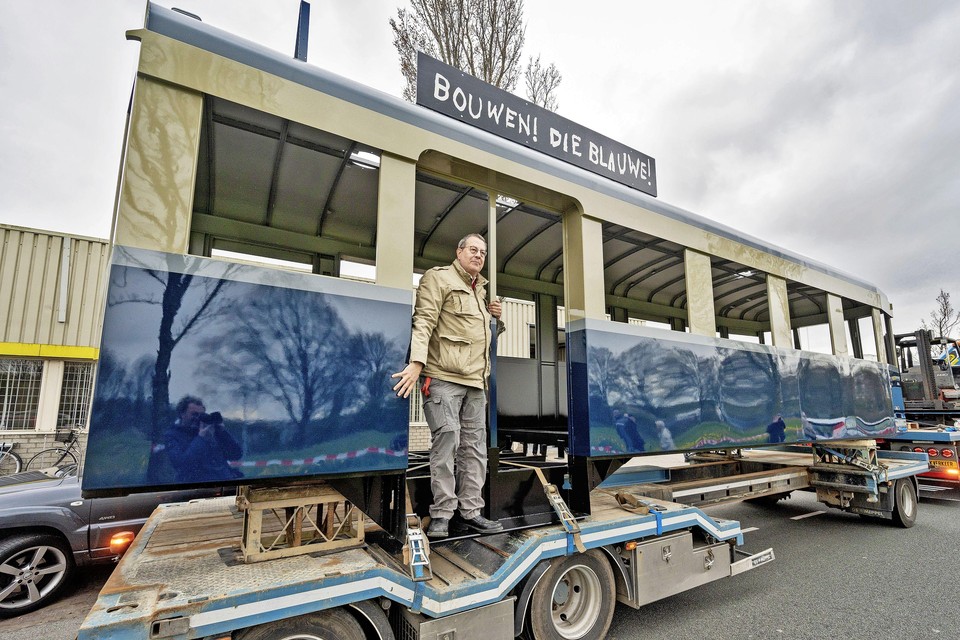 Wim Beukenkamp is blij dat de Blauwe Tram (in aanbouw) terug is in zijn stad.