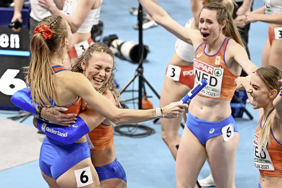 De Nederlandse estafettevrouwen kunnen na het EK-indoorgoud op de 4x400 meter hun geluk niet op.