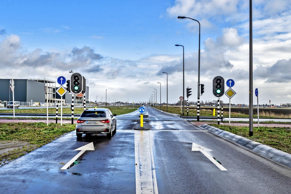Dit koude kruispunt van Airborne Avenue en Rijnlanderweg neemt de functie van het kruispunt met de Bennebroekerweg over.