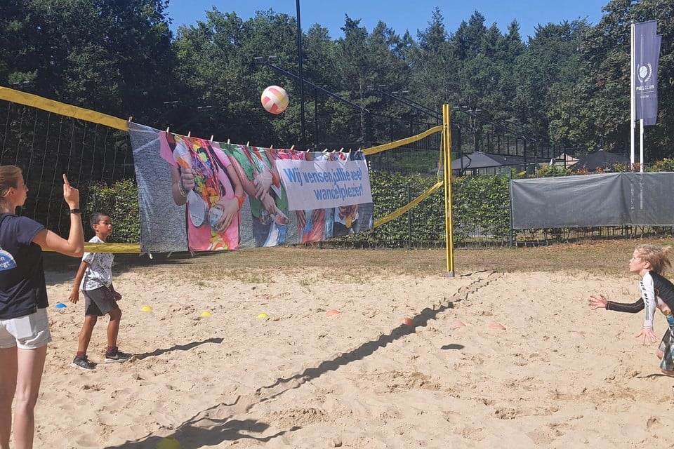 Lekker volleyballen in de zon.