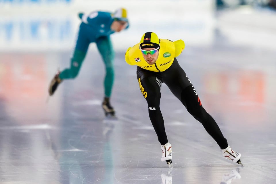 Patrick Roest in actie op de 10.000 meter tegen Jorrit Bergsma tijdens het WK-kwalificatietoernooi schaatsen in Thialf
