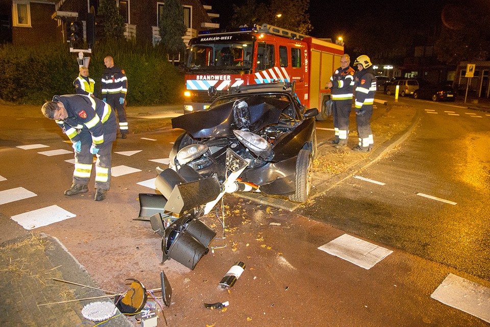 Automobilist ramt verkeerslicht in Haarlem. Foto: Michel van Bergen
