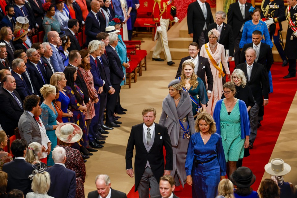 Koning Willem-Alexander en koningin Maxima, kroonprinses Amalia, prins Constantijn en prinses Laurentien voorafgaand aan de Troonrede in de Koninklijke Schouwburg.