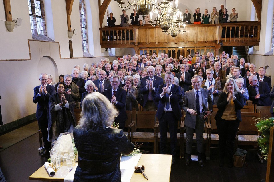 Joan de Zwart neemt bij haar afscheid in de Dorpskerk een langdurige staande ovatie in ontvangst.