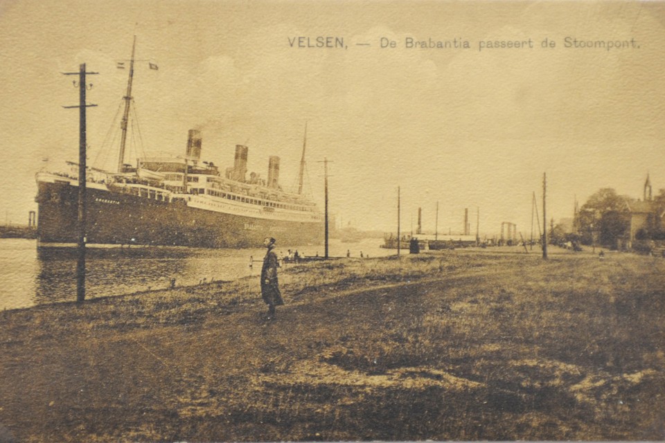 Stoomschip Brabantia passeert de stoompont. Rechts de wal - het kanaal is nog niet zo breed - en in de verte het torentje van postkantoor Velsen.