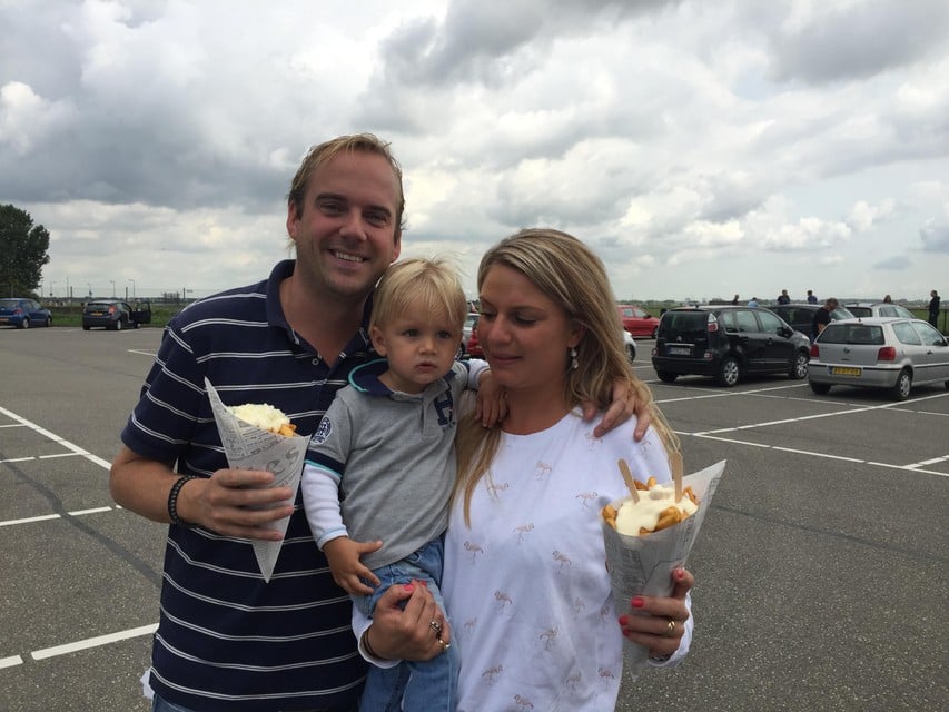 KLM-piloot Mark Segers, Bobbi (1,5) en echtgenote Nikki spotten met een patatje.