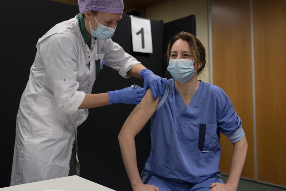Anesthesiemedewerker Marcha Duyker zet de eerste prik bij intensivist Evelien de Jong.