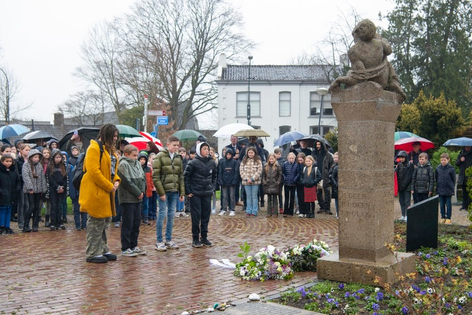 De herdenking van het fusilleren van tien verzetsstrijders op de Molenmeent in Loosdrecht.