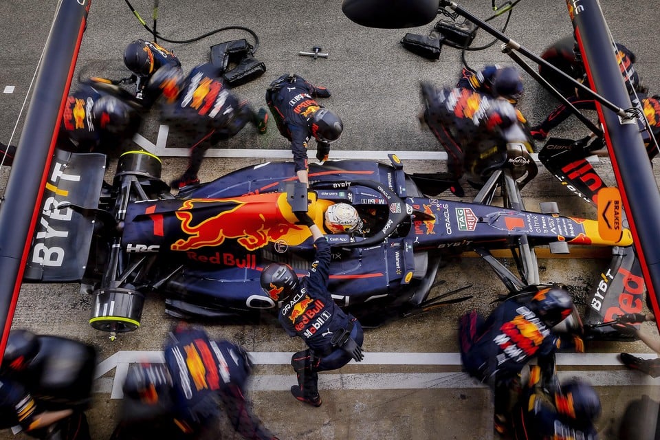 Een pitstop van Max Verstappen tijdens de Grand Prix van Spanje. ,,We letten goed op wie er kan werken onder druk.’’
