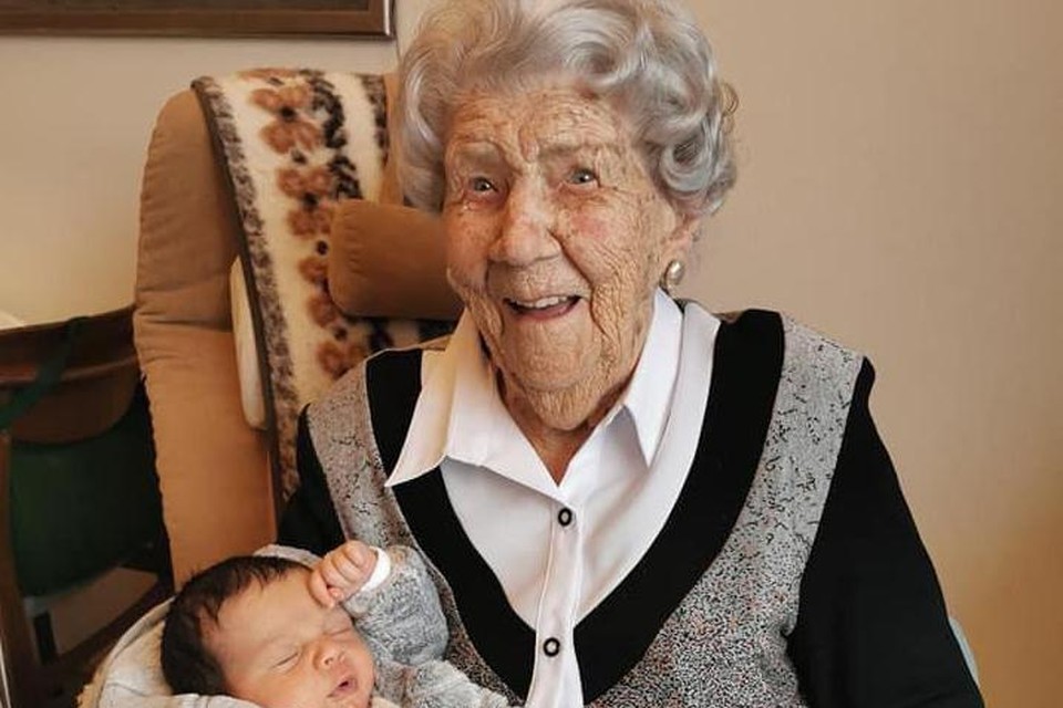 Mooi nieuws volgens lezeres Linda Heus. Haar kleinzoon Jace (geboren 4 januari 2022) ligt in de armen van haar oudtante van 105, mevrouw De By-Van Berkel uit Hilversum.