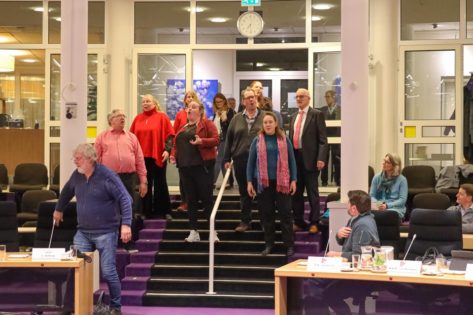 Voorafgaand aan de raadsvergadering in Huizen was er een flashmob georganiseerd door het 100-jarige SGP.