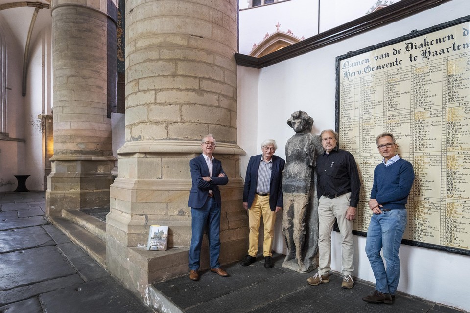 Daan den Hengst, Koen Vermeij, Henk Kaan en Jaap Verschoor bij het beeld van Bavo.