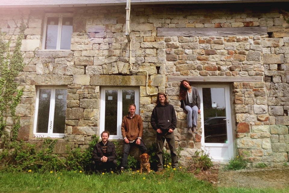 Sander, Tijn, Kim en Amber (vlnr) voor een van de huizen op het hofje aan Le Val Chapon.