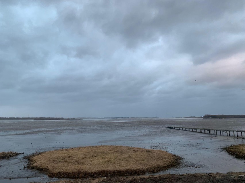 De harde wind uit het zuidwesten zorgt ervoor dat de oever van het Gooimeer bij Huizen droogvalt.