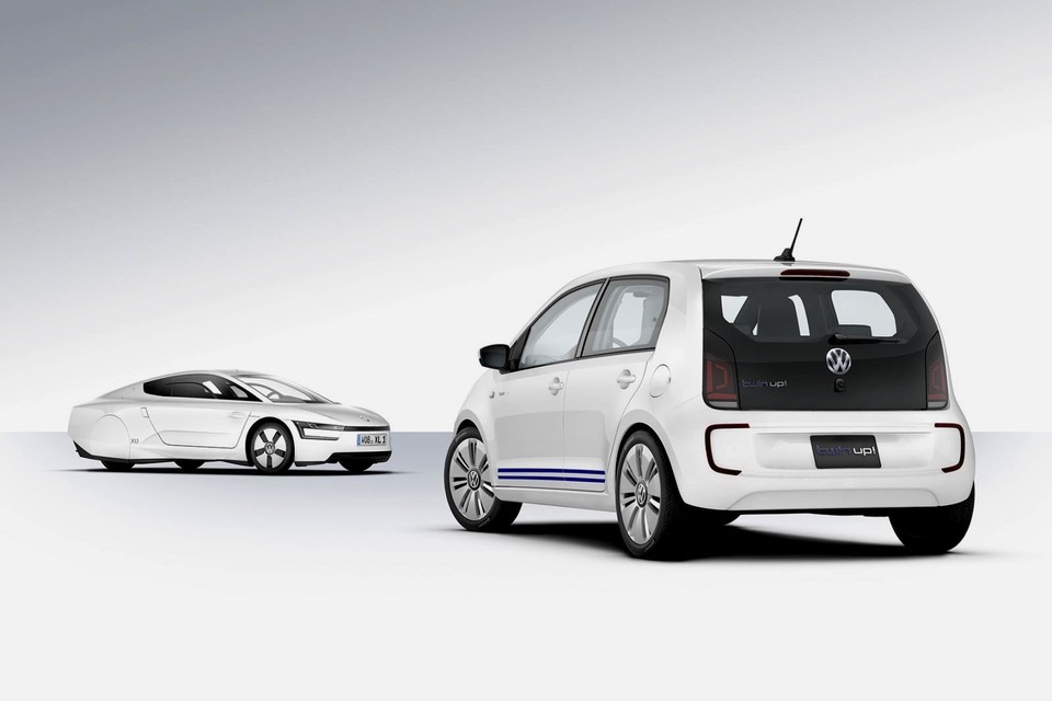 In de hybride Twin Up zit de exclusieve techniek van de futuristische conceptwagen XL1 (links). Foto Volkswagen