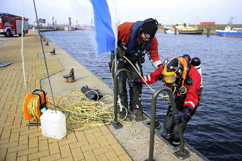 Brandweerduikers Velsen oefenen bij sluizen IJmuiden. Archieffoto