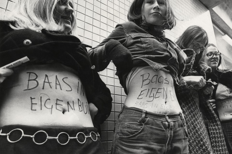 Dolle Mina’s protesteren op 14 maart 1970 in Utrecht voor het eerst met de kreet ’Baas in eigen buik’. „We eisten legalisering van abortus, die tekst was een geweldige ingeving”, zegt Connie van Nieuwkerk, die links staat op de iconische foto.
