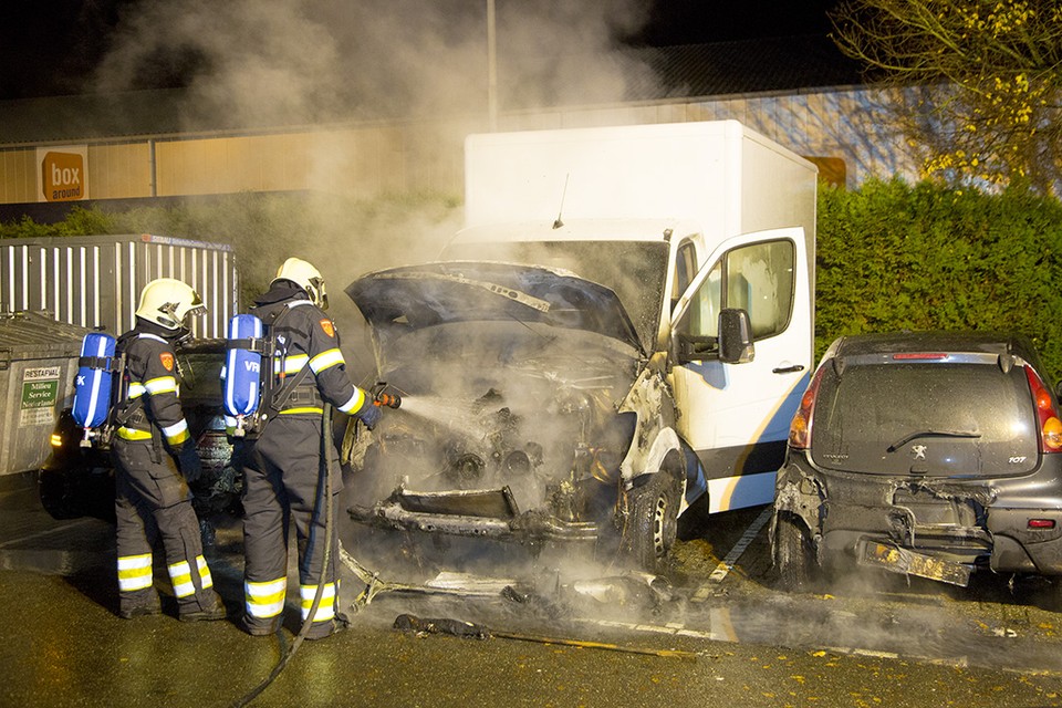Auto's in de brand gevlogen in Zwaanshoek. Foto: Michel van Bergen