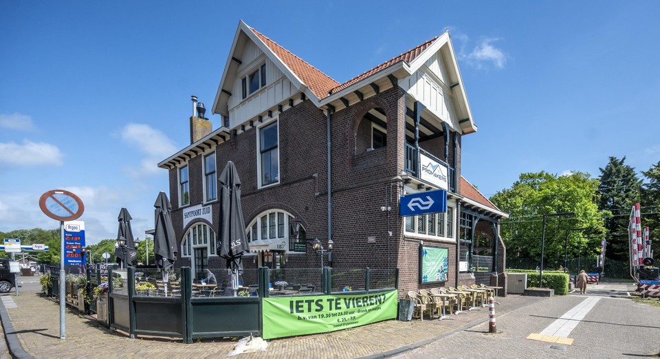 Het terras van brasserie De Boemel die op de begane grond van het stationsgebouw is gevestigd.