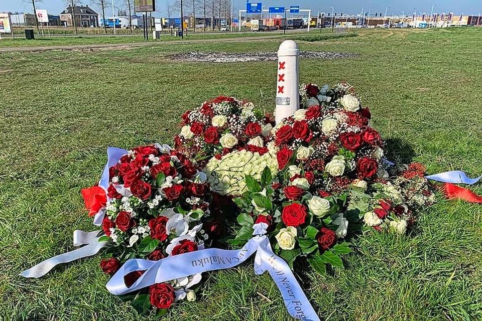 De herdenking in 2022: verse bloemen rond het monumentje voor Carlo Picornie.
