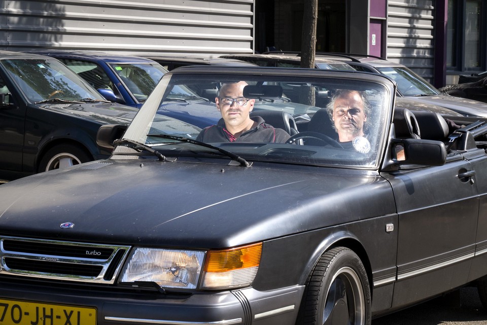Andre Maduro in de auto bij collega Remco Boochaard.
