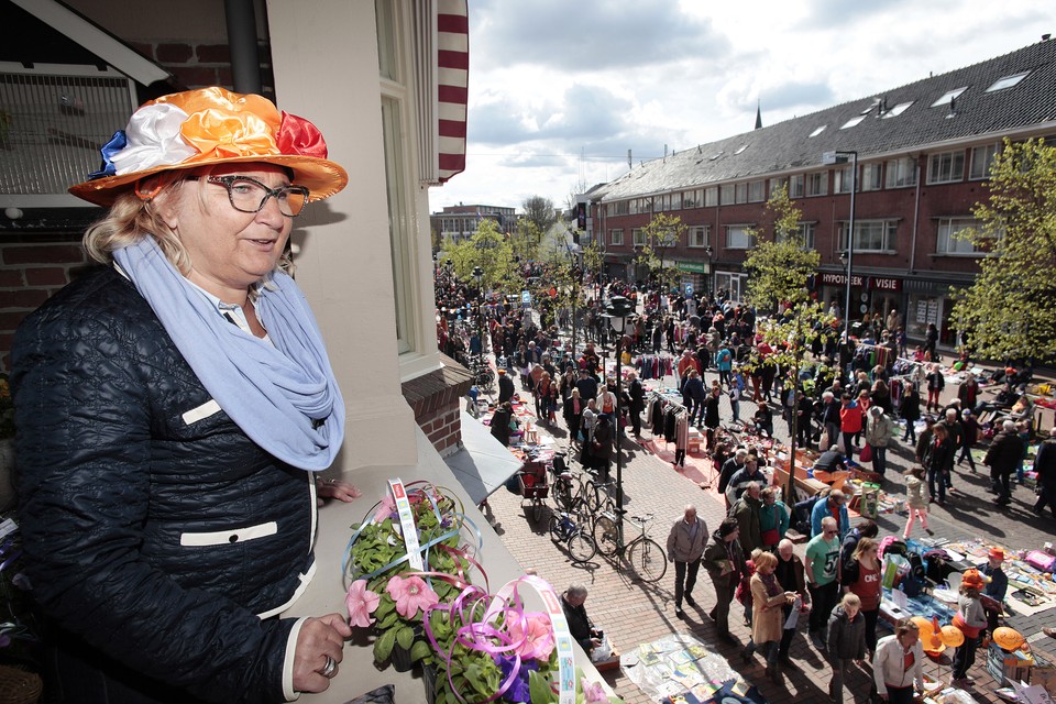 Een Oranjefan beziet de drukte op de 's-Gravelandseweg in Hilversum.