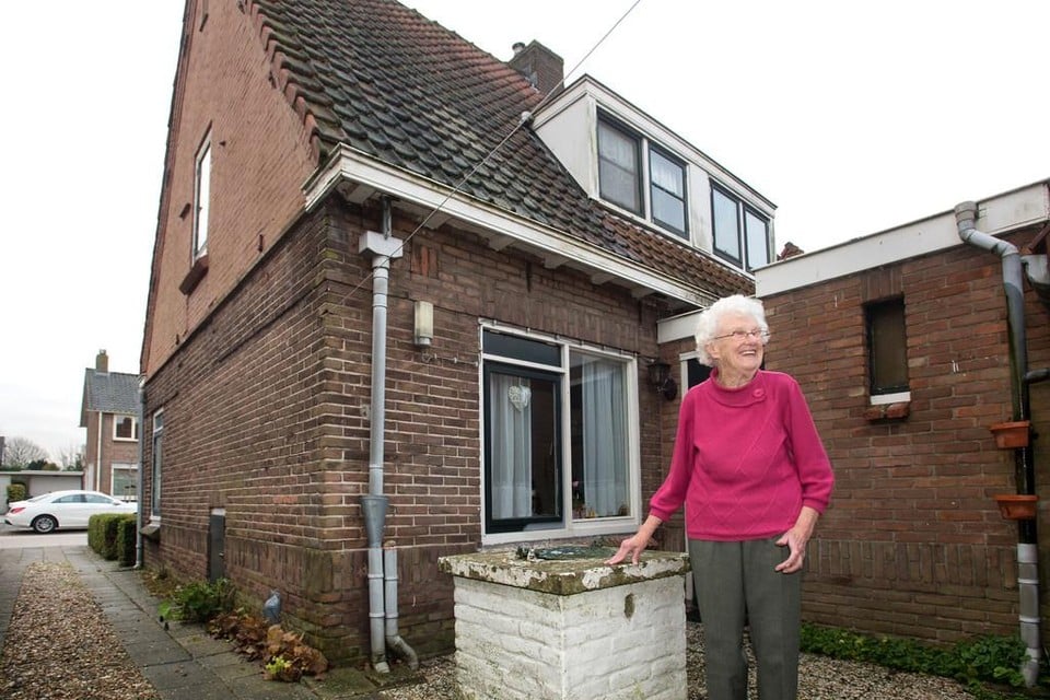 Liesbeth Vossepoel bij het huis waar ze haar hele leven woonde.