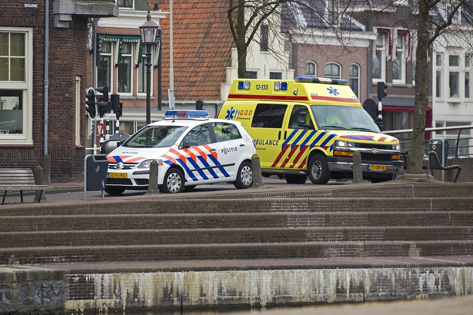 Man valt in het Spaarne in Haarlem. foto Michel van Bergen