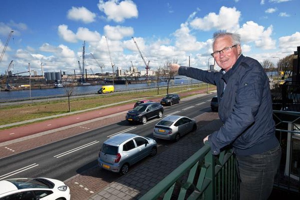 Dirk Weidema heeft vanaf zijn balkon aan de IJmuiderstraatweg goed zicht op de werkzaamheden.