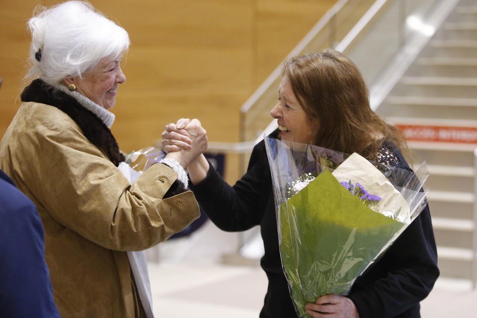 Greetje Wilschut (links) ontmoet haar halfzus Dolores op het vliegveld van Winnipeg in Canada.