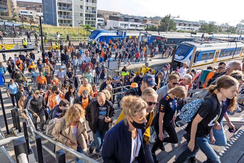 Bezoekers van de Grand Prix komen aan op treinstation Zandvoort.