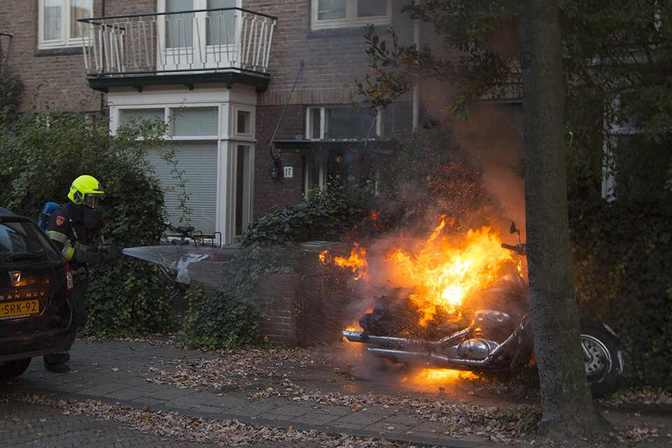 Meerdere motoren in brand gestoken rondom Schoterbosplein. Foto: Michel van Bergen