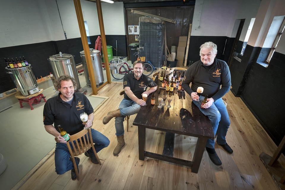 Koos Ramakers, Menno Seegers en Paul Molenaar van Santpoorts Bier in hun nieuwe onderkomen, een voormalige stal achter boerderij Landzicht in Velserbroek.