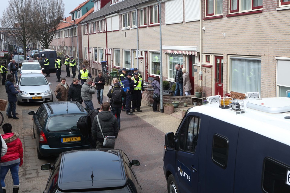 Woningen Bakkerstraat Hilversum ontruimd wegens explosief. Foto Fotomix.nl