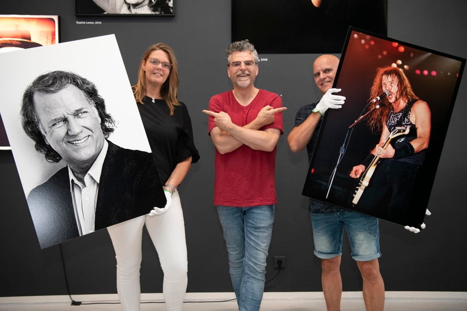 Corine Harkes en Hans Slegers met hun iconen André Rieu en James Hetfield, nu te zien in de tentoonstelling ’ICONS’ van William Rutten.